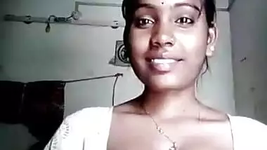Desi Girl Shows her Boobs on Vc