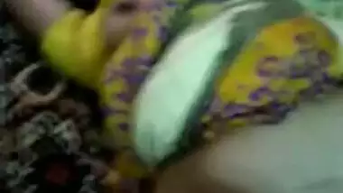 super hot urvashi bhabhi in yellow saree n bindi leaked video