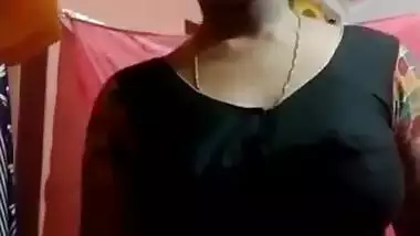 Sexy Bhabhi Strip her Saree and Showing Nude Body
