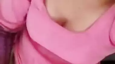 Wife in pink invites Indian viewers to watch solo XXX show with sex toy