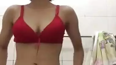 Indian whore gives sexual pleasure to viewers exposing her hot body
