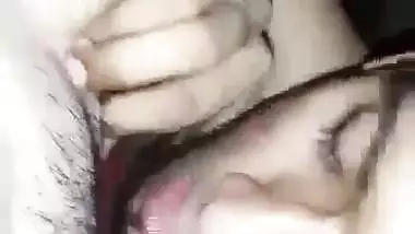 Horny guy licks his GF’s pink pussy in Indian viral porn