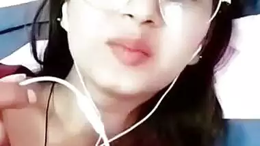 Cute girl flashes boobs in Chamet Pakistani sex chat