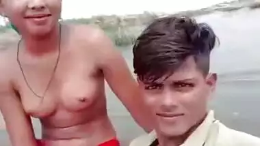 Dehati Desi XXX lovers enjoying outdoor sexy bathing on selfie cam MMS