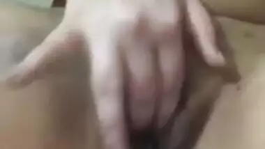 Horny Paki Bhabhi Fingering Pussy