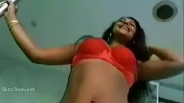 NRI bhabhi having a wild sex in the swimming pool