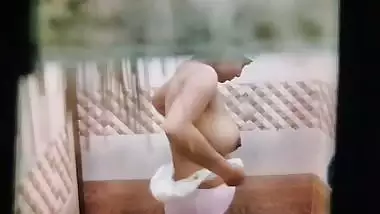 Neighbor peeps bhabhi bathing through window