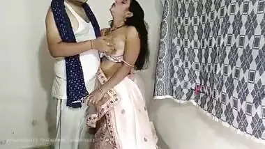The servant fucks the Indian bride after seeing her alone in the room on the wedding day