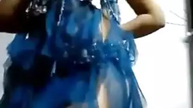 Hot desi girl in a belly dance suit exposes her XXX titties on a sex cam