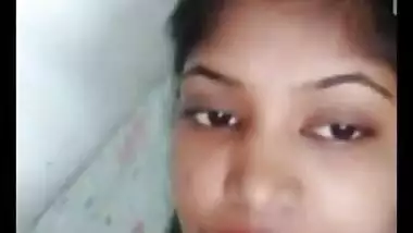 Sexy Look Desi Girl Showing Boobs on Video Call