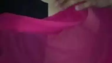Desi pink saree bhabi boob pressing by self