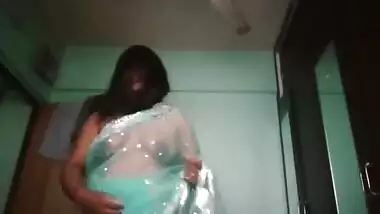 desi bhabhi showing off her boobs pussy
