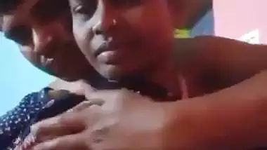 Pervert squeezes mature lady’s boobs in desi aunty sex MMS