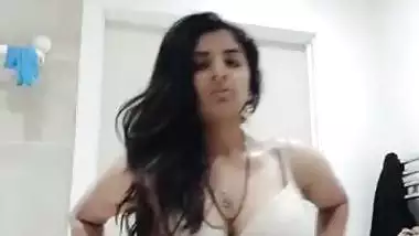 Tamil girl removes bra shows huge boobs nude viral show