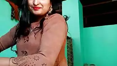 Desi Beautiful bhabhi showing updates