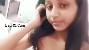 Amateur porn video of the finger-licking Desi babe with nose piercing