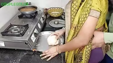 Bhabhi does fucking and cooking together in Bhabhi xvideo