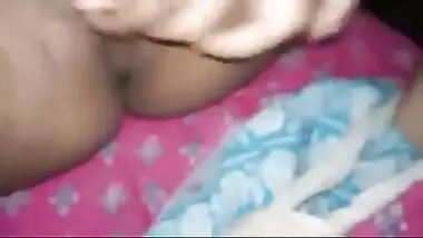 Tamil sex video of an amateur slut satisfying her pussy with a sex toy