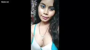 naughty desi bhabhi showing boobs