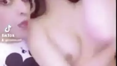 Lusty Pakistani TikToker babe shows her boobs! Desi scandal MMS