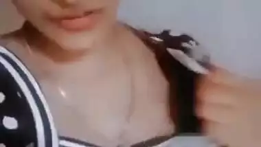 Desi girl naked breast showing viral clip