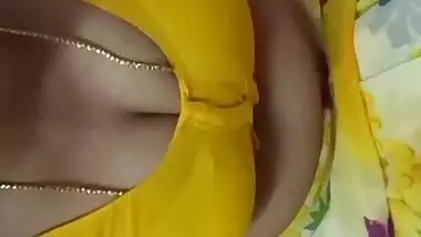 Sexy Desi Bhabi Showing Boobs