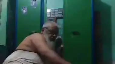 Old Muslim Sasur fucks his Bahu in Bangladeshi sex video