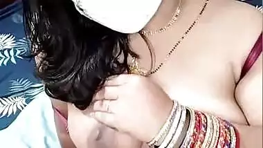 Sexy mature Bhabhi milking boobs
