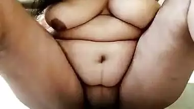 Indian sexy bhabhi showing her hot pussy & boobs