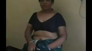 Indian aunty flashing breasts in free porn tube
