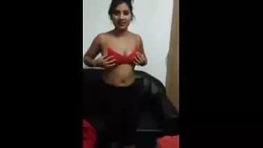 Young desi bhabhi fingers and masturbates on cam