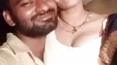 Sexy Indian Village Wife’s Secret Boob Pressing Video