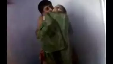 Home sex scandal of older Indian maid aunty in saree!