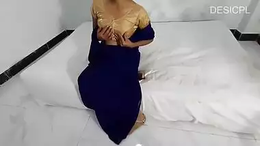 Desi bhabi show her cute boob