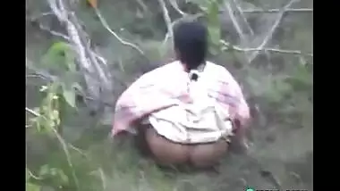 Village aunty was caught for unlegal outdoor pissing. Desi sex video