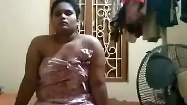 Desi Bhabhi Posing Nude On Selfie Cam