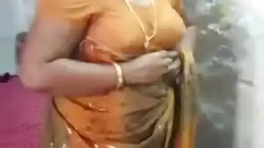 XXX Desi52 Porn - Yellow Saree Aunty Exposing