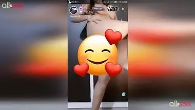 Desi sexy bitch displaying her nude body on XXX cam 15 part