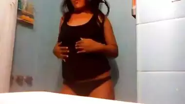 Horny girl show boobs n pussy