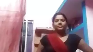 Desi Village Bhabhi Lifting Saree Pussy Show