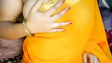 Sexy Aunty Showing her big juicy boobs seducing