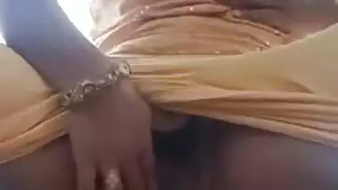 Nude lady from Kerala masturbates outdoors in a garden