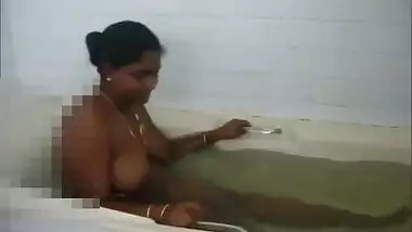 Mallu wife nude bath in a bathtub