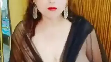 Sexy Indian Bhabhi Showing Boobs