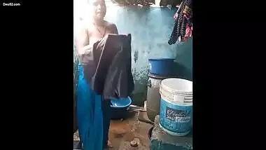 Desi Aunty Nude Bath 2 Clips