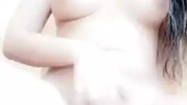 Hot XXX slut masturbates shaved pussy in this MMS video of Desi origin