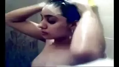 Delhi desi girlfriend records herself in bathroom