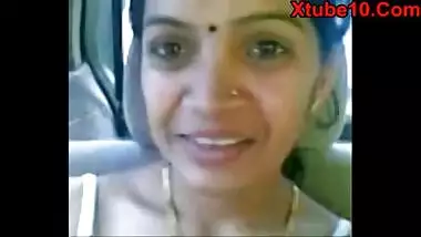 Desi bhabhi in saree exposing boobs in car