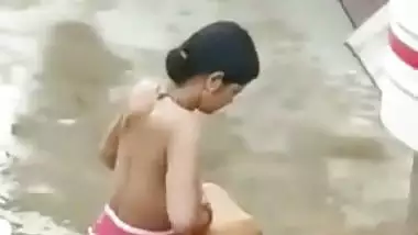 Petticoat bhabhi outdoor bath caught by neighbor