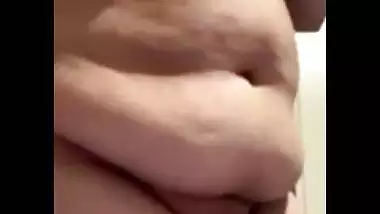 BBW desi nude applying body lotion viral video call
